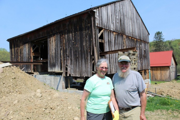 barn couple