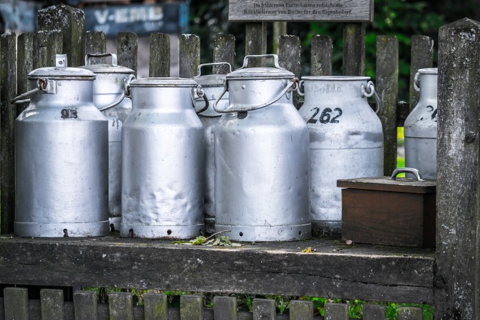 milk-cans-1659157_1280