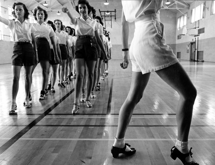 dancing-1386236_1280