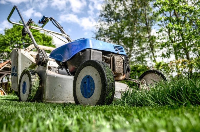 lawnmower-384589_1280