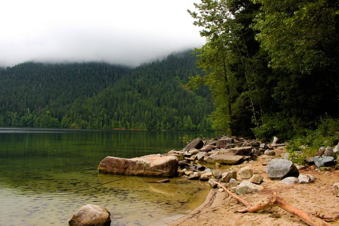 lake-1414296_1280
