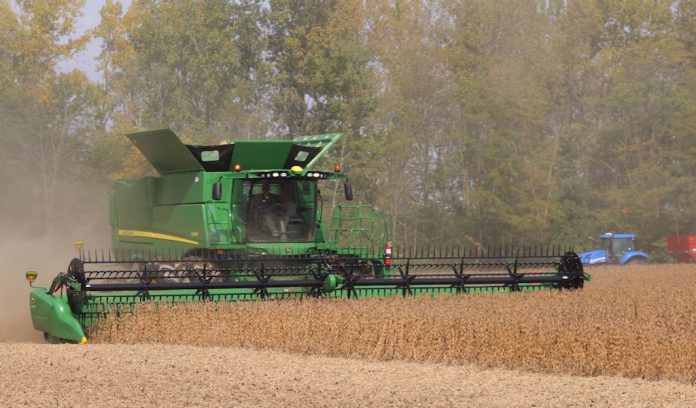 John Deere harvesting Soybean harvest 2017
