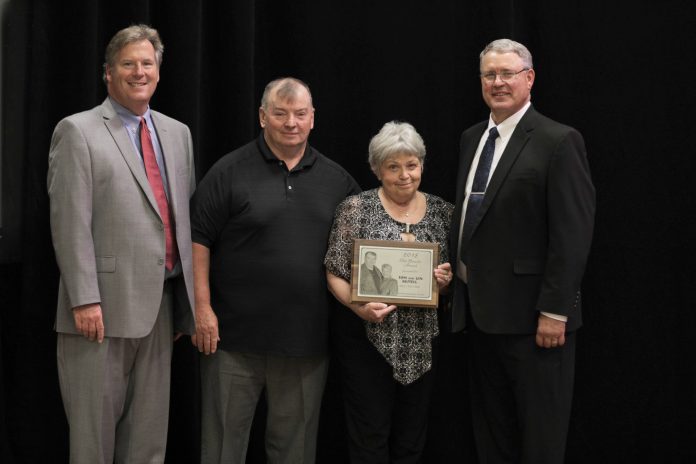 Tom and Gin Kestell Receives Elite Breeder Award Tom and Gin Kestell Receives Elite Breeder Award