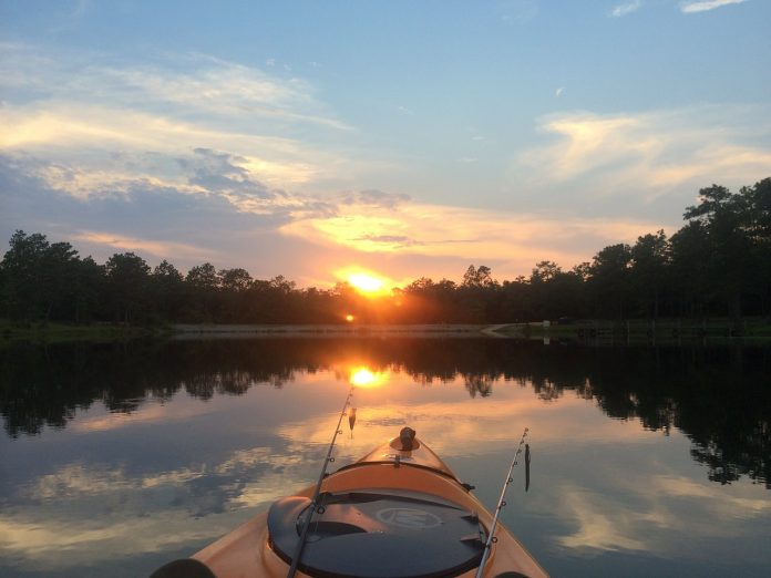 lake-404797_1280 kayak