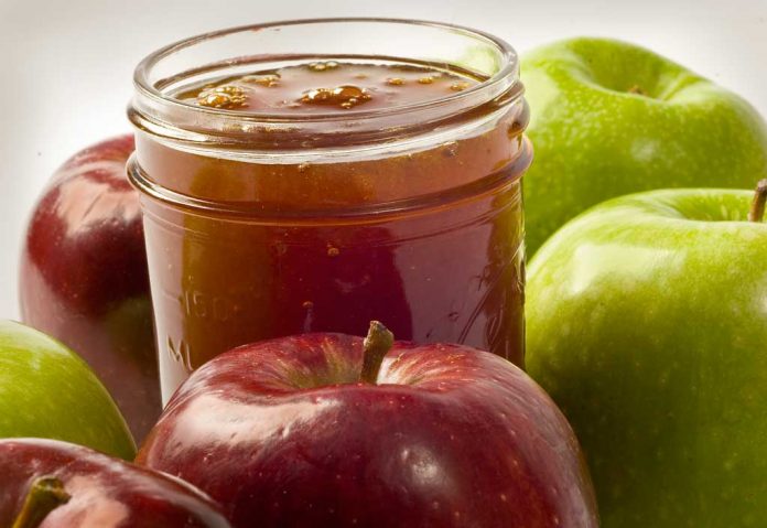 Apple Butter in Mason Jar with Apples Apple Butter in Mason Jar with Apples