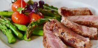 asparagus, tomatos and steak