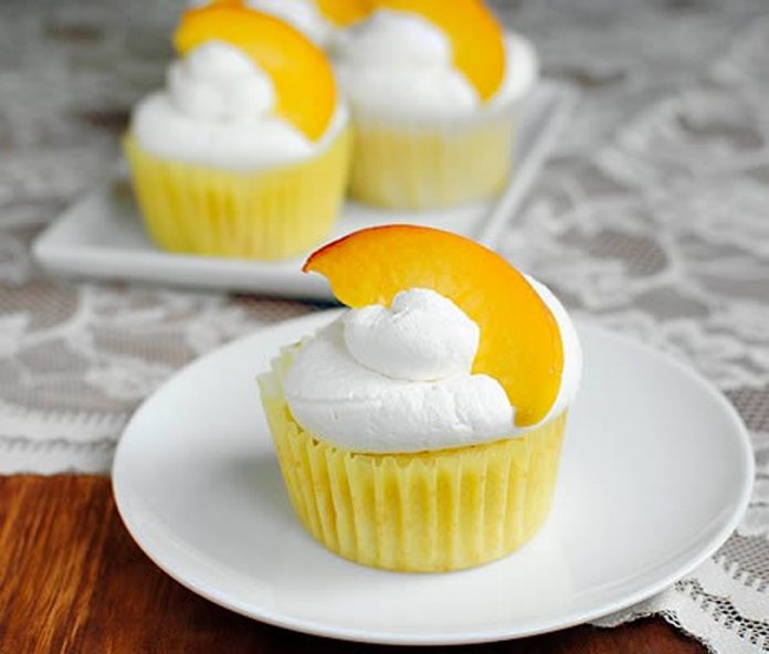 feature.web Peaches 'n Cream Cupcakes