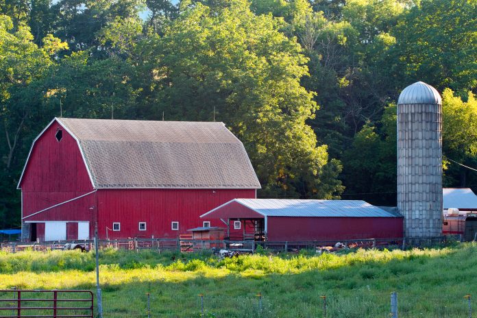 farmlandandbarn.metro a red barn on a farm.