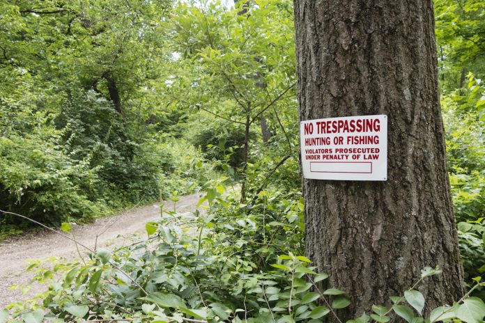 no trespassing sign no trespassing sign
