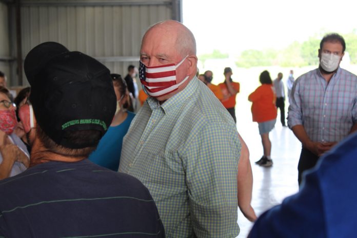 sonny-visits-pa sonny perdue talks to people