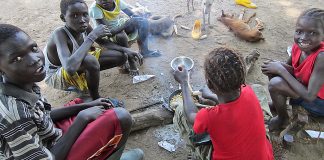 Sudanese children roast corn