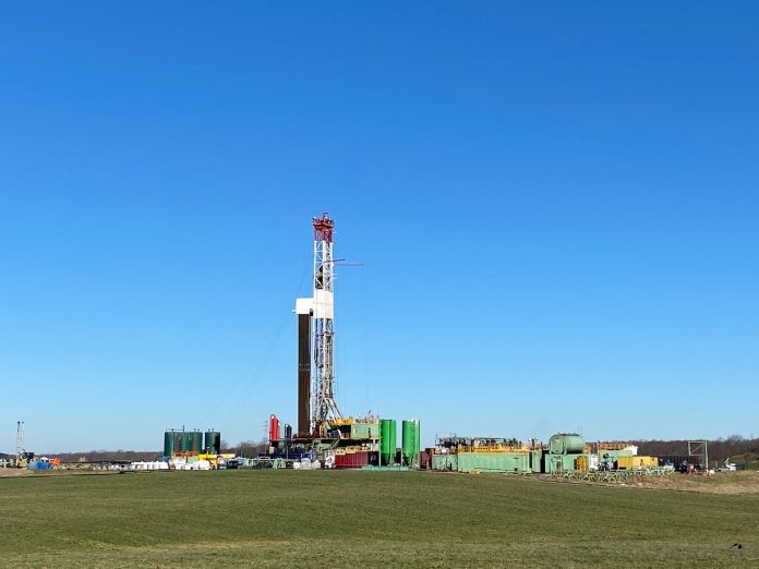 shale-well-drilling-rig-ColumbianaCo-2021.jpg an unconventional oil and gas drilling rig sits in a green field in eastern Ohio