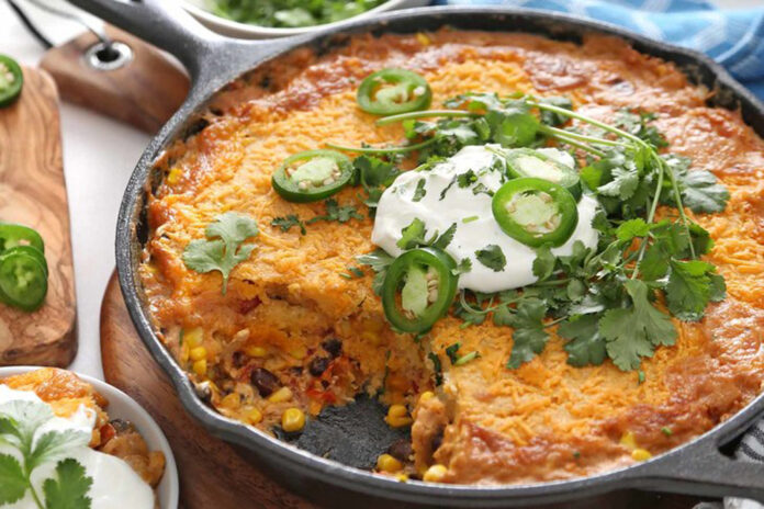 feature.web Spicy Southwest Chicken Cornbread Skillet