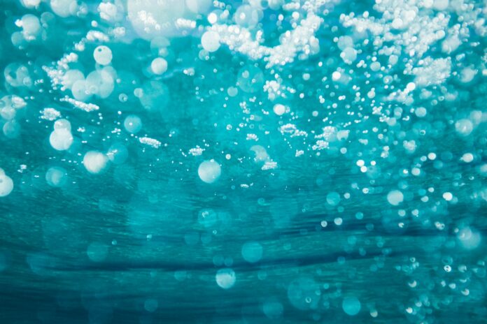Photo by Sime Basioli underwater photography of water bubbles